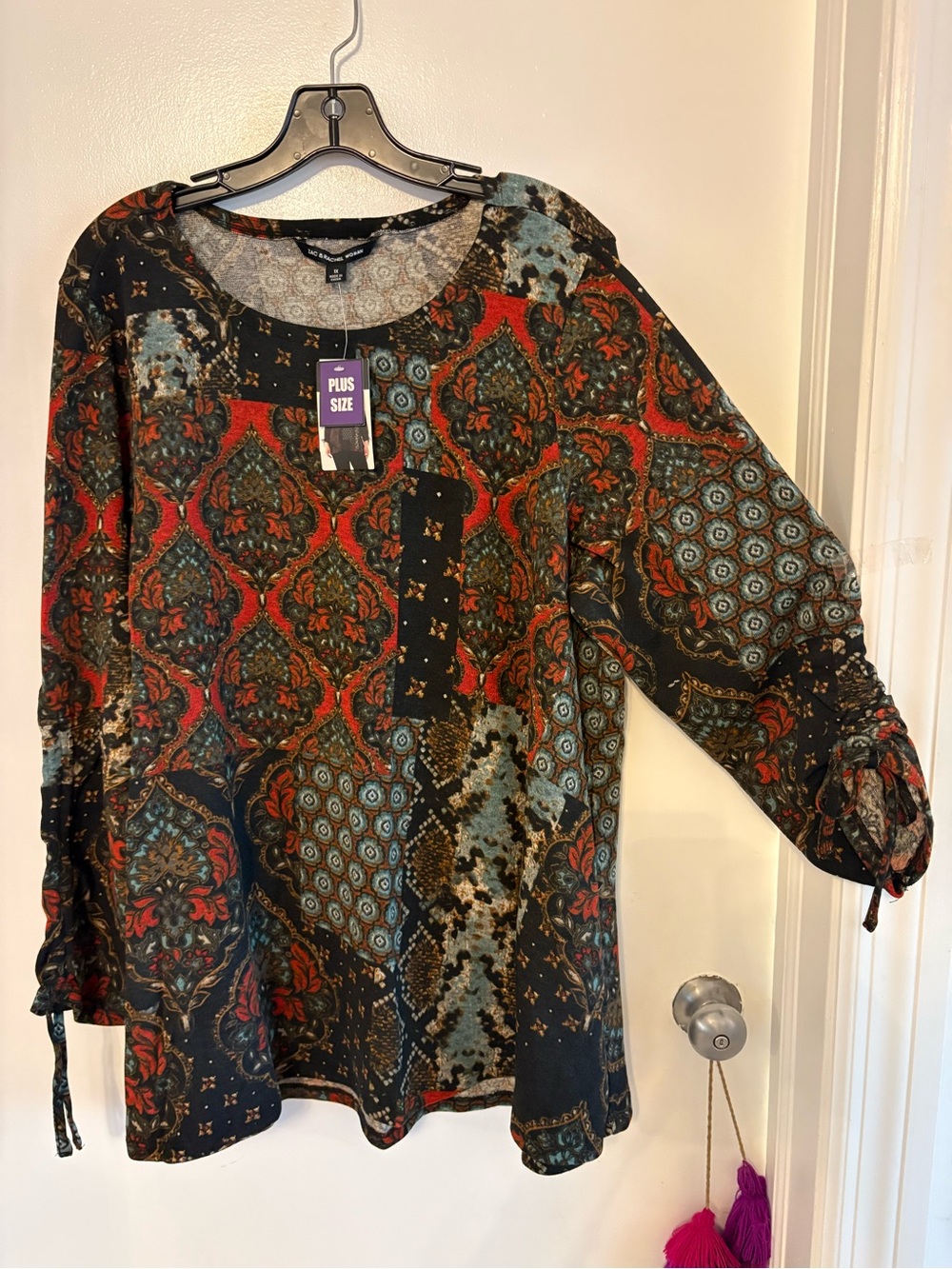 ZAC & RACHEL WOMAN Black & Red Print Knit Long Sleeve Tunic Top. 1X